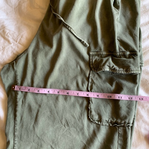 TORRID 2S Crop Cargo - Elastic waist with tie - Army green acid wash flowy pant - Picture 4 of 11